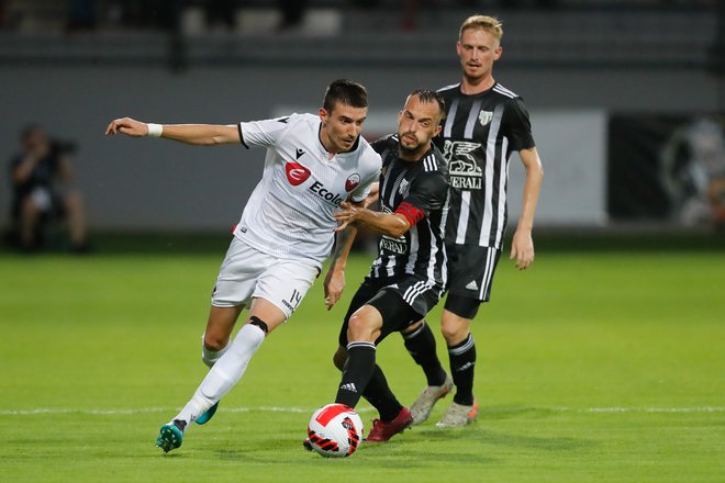 Kapetan Žiga Kous (desno) v boju z Ljupčom Dorievom. FOTO: Voranc Vogel/Damjan Žibert