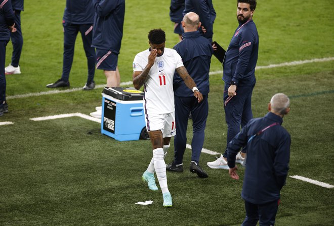 Marcus Rashford razočaran zapušča zelenico štadiona Wembley po finalni tekmi eura 2020. FOTO: John Sibley/Reuters