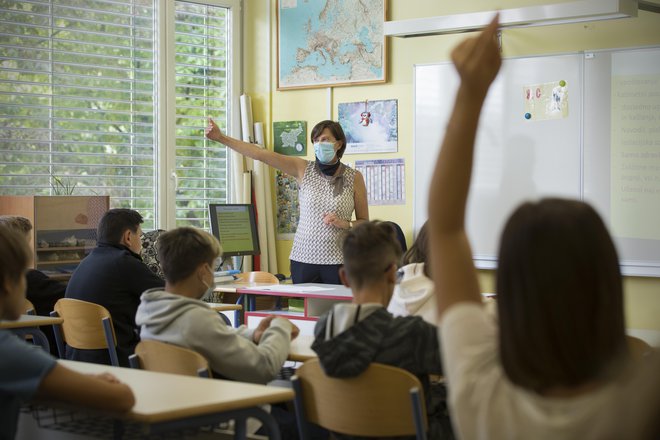 Lanski prvi šolski dan na Osnovni šoli Koseze v Ljubljani. Sviz je ministrico Simono Kustec pozval k nujnim spremembam pri organizaciji in delu šolske svetovalne službe, a se, kot&nbsp;so navedli, ni odzala. FOTO: Jure Eržen/Delo