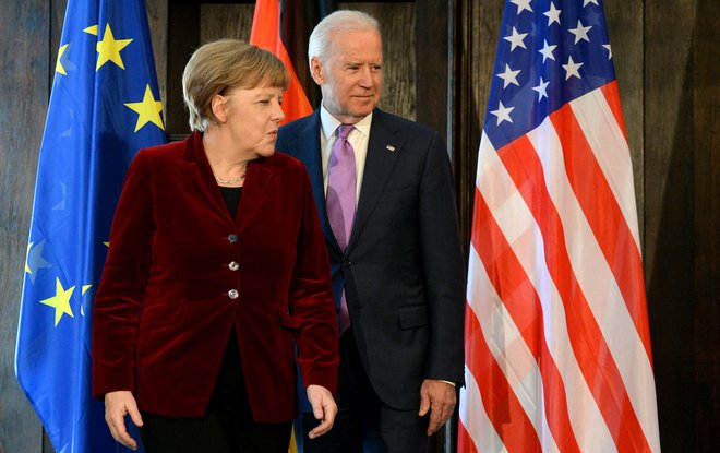 Tako sta nemška kanclerka Angela Merkel in takrat še ameriški podpredsednik Joe Biden leta 2015 pozirala fotografom na münchenski varnostni konferenci. Foto Christof Stache/AFP
