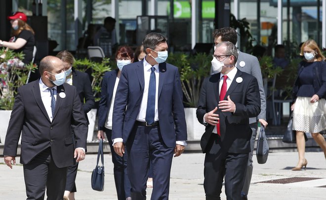 Predsednik republike Borut Pahor, minister za zdravje Janez Poklukar in regionalni direktor Svetovne zdravstvene organizacije Hans Kluge so si ogledali cepilni center na Gospodarskem razstavišču. FOTO: Matej Družnik