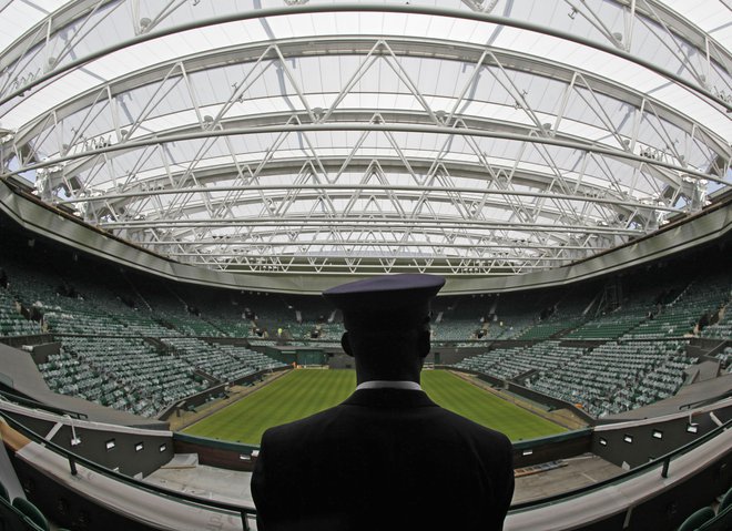 Letos se je tenis vrnil v Wimbledon po lanski odpovedi zaradi koronavirusa. FOTO: Eddie Keogh/Reuters