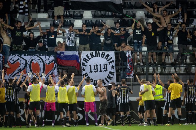 Nogometaši Mure so bili za predstavo nagrajeni s stoječimi ovacijami navijačev. FOTO: Voranc Vogel/Delo