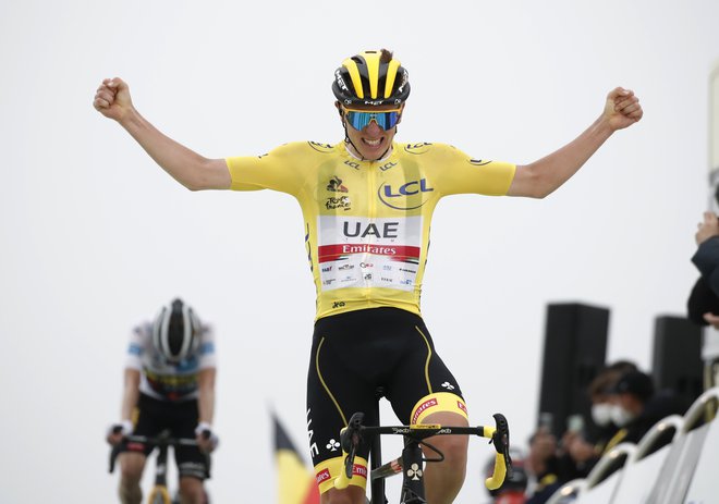 Tadej Pogačar je slavil svojo peto etapno zmago na Touru, vendar prvo v rumeni majici. Foto Benoit Tessier/Reuters