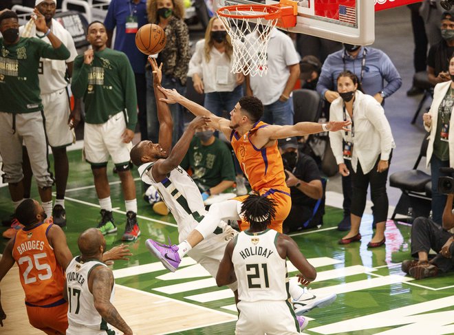 Khris Middleton (levo) je polnil koš Phoenixa in bil najzaslužnejši za Milwaukeejevo zmago ter za izenačenje v zmagah na 2:2 v finalu NBA. FOTO: Jeff Hanisch/Usa Today Sports