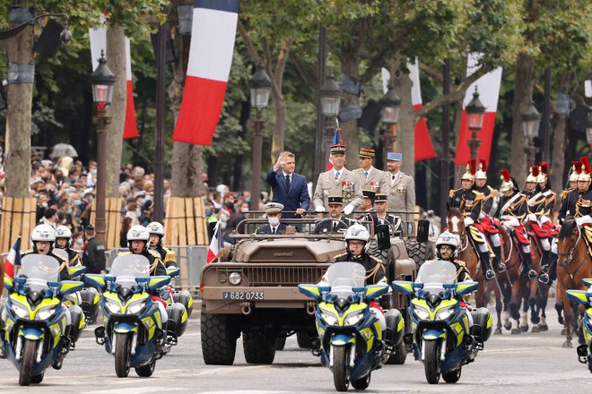 Francoski predsednik Emmanuel Macron in načelnik generalštaba francoske vojske general Francois Lecointre med vsakoletno vojaško parado na aveniji Champs-Elysees v Parizu, na francoski dan državnosti. FOTO: Ludovic Marin/Afp<br />
&nbsp;
