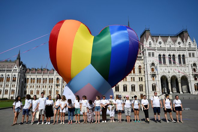 Prejšnji teden so pred madžarskim parlamentom potekali protesti proti novi zakonodaji, ki diskriminira skupnost LGBTI. FOTO: Marton Monus/Reuters