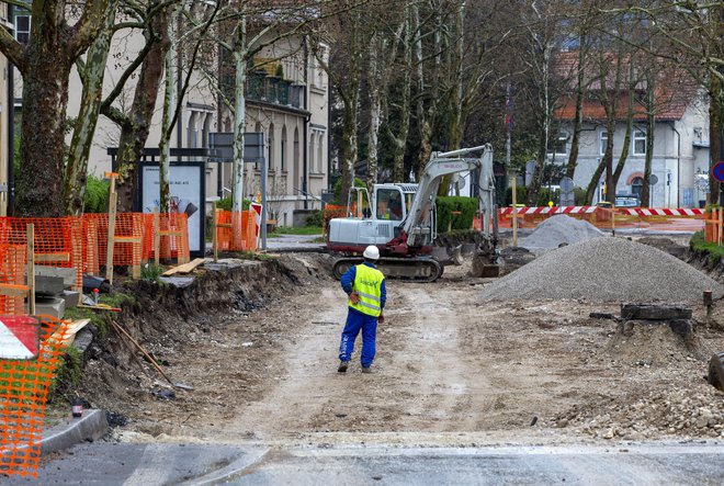 Vrednost gradbenih del, opravljenih v prvih petih mesecih leta 2021, je bila za 1,3 odstotka nižja kot v istem obdobju lani. FOTO: Matej Družnik/Delo