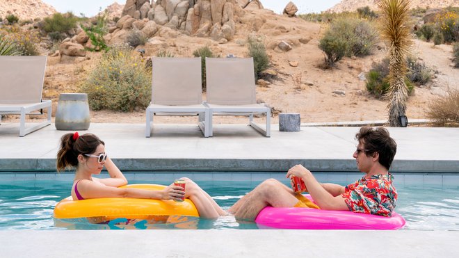 <em>Palm Springs</em> je eksistencialna komedija o ljubezni, izolaciji in iskanju smisla. FOTO: Jessica Perez