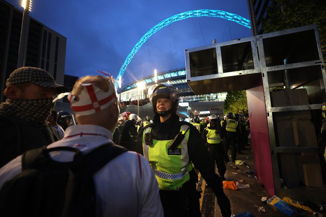 Policisti so imeli veliko dela že na in v okolici štadiona Wembley, tudi na spletu pa se je med in po tekmi dogajalo marsikaj. FOTO: Lee Smith/Reuters