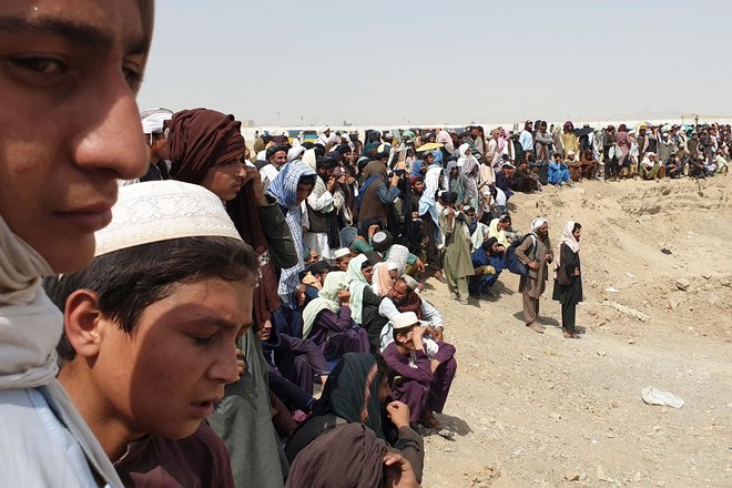Več sto ljudi se je pri kraju Kaman neuspešno poskušalo prebiti čez mejo v Pakistan, dan zatem, ko so talibske sile prevzele nadzor nad mejnim območjem. Foto Asghar Achakzai/Afp