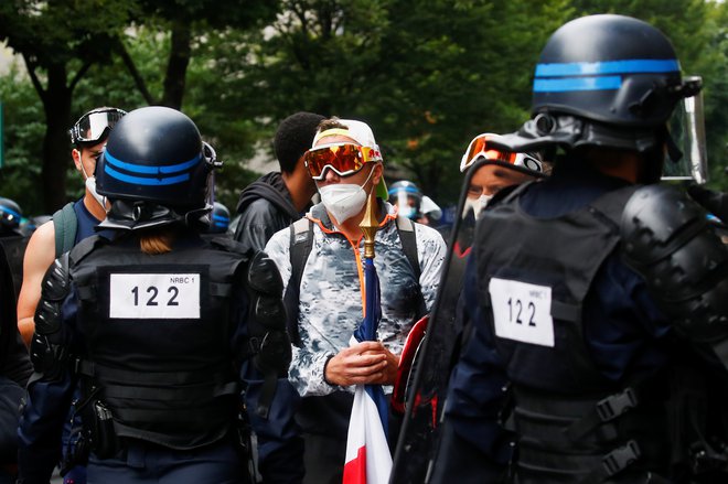 Proti &raquo;diktaturi&laquo; in za &raquo;svobodo&laquo; je protestiralo več tisoč Francozov. Foto Gonzalo Fuentes/Reuters