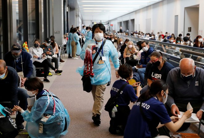 Teden dni pred začetkom iger v Tokiu se postavlja vprašanje, koliko poročati o epidemiološki nevarnosti in koliko o olimpijskih uspehih. FOTO: Isei Kato/Reuters