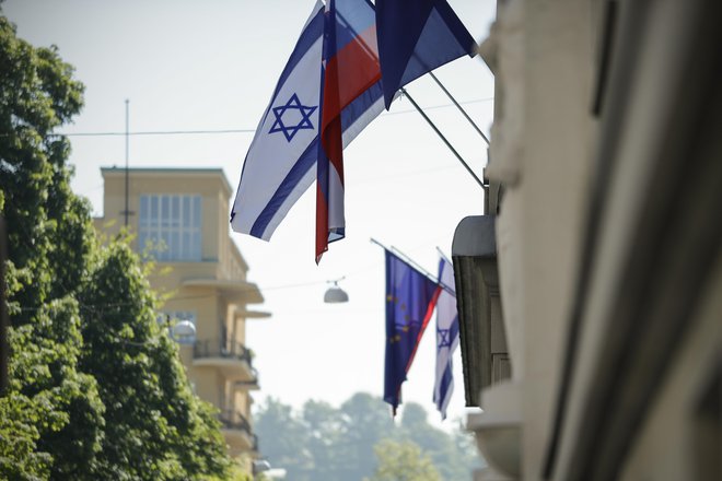 Izraelske zastave na pročelju vladne palače republike Slovenije, maja letos v Ljubljani. FOTO: Uroš Hočevar