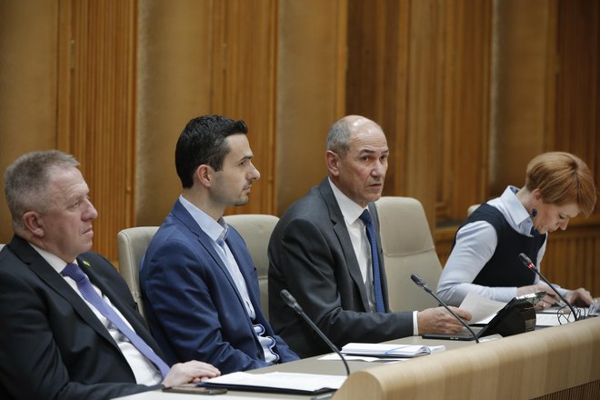 Na fotografiji iz marca 2020 z leve sedijo: Zdravko Počivalšek, Matej Tonin, Janez Janša in Aleksandra Pivec. FOTO: Jure Eržen/Delo