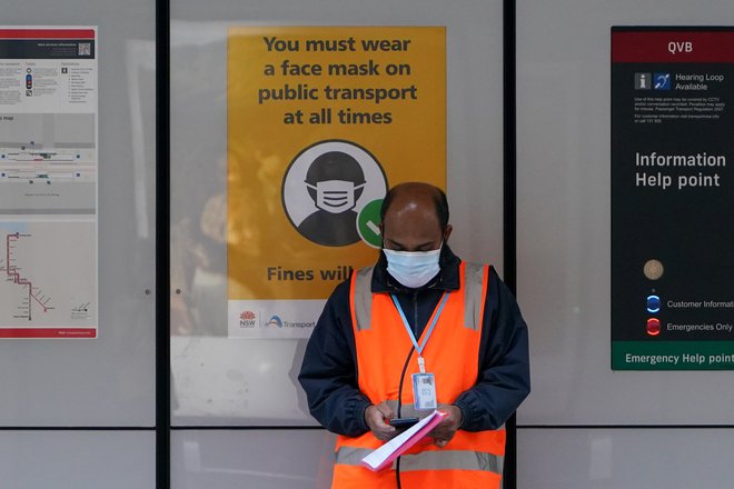 Zaščitne maske: koliko časa še? FOTO: Loren Elliott/Reuters