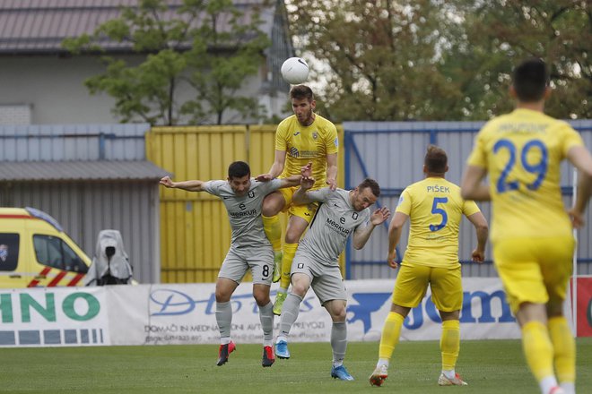 Domžalski rumeni so v drugem polčasu preprečili podaljšek. FOTO: Leon Vidic/Delo