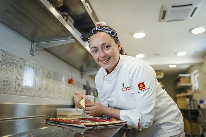 Hana je zrasla v podjetniški družini, zato je zanjo prepletanje dela in prostega časa nekaj običajnega. FOTO: Jože Suhadolnik