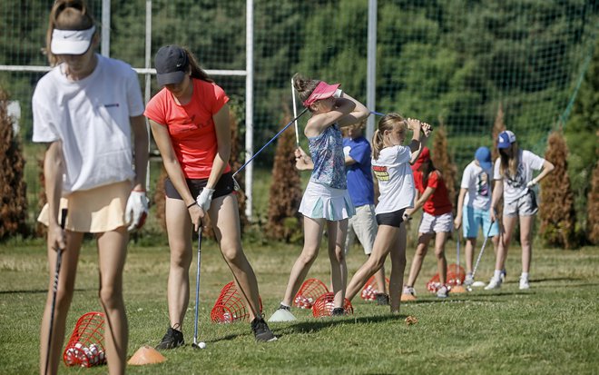 Tudi to poletje se v Mladinskem golf centru v Stanežičah mladi zavzeto spoznavajo z golfom. FOTO: Blaž Samec