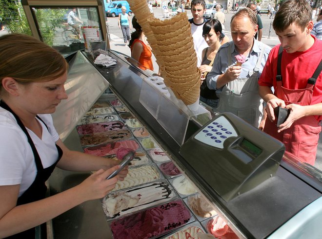 Tako priljubljena sladica, pa niti svojega pravilnika nima. FOTO: Matej Družnik/Delo