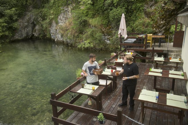 Reka Vipava ima sedem izvirov. Eden privre na površje ob terasi Gostilne Podfarovž. FOTO: Jure Eržen/Delo