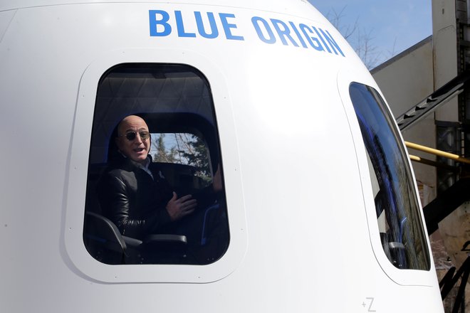 Jeff Bezos se rad pohvali, da ima njegova kapsula največja okna. FOTO: Isaiah J. Downing/Reuters