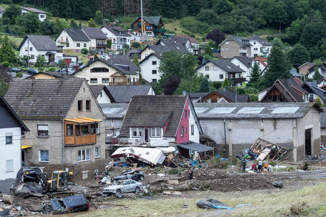 Poškodovane hiše v Schuldu, enem najbolj prizadetih vasi v Bad Neuenahru. FOTO: Bernd Lauter/AFP