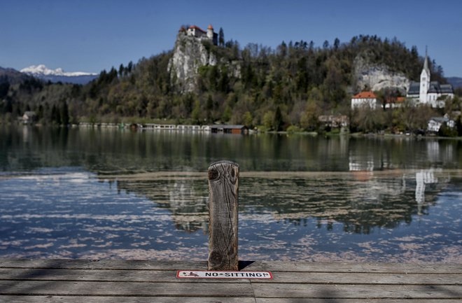 Prazen turistični biser Bled ob pojavu koronavirusa aprila lani. FOTO: Blaž Samec/Delo
