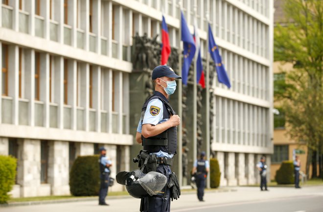 Zaupanje državljanov v policijo kot institucijo drastično upada, ugotavlja predsednik policijskega sindikata. FOTO: Matej Družnik