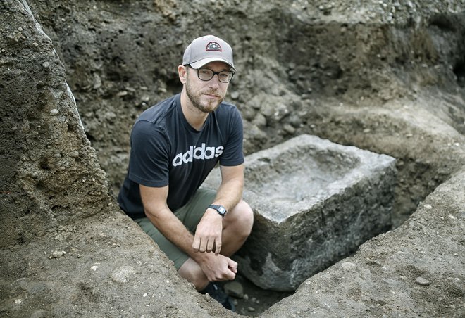 Vodja arheoloških izkopavanj Matej Draksler s sodelavci se je ob že izkopani pepelnici včeraj zjutraj razveselil še ene podobne najdbe. FOTO: Blaž Samec/Delo