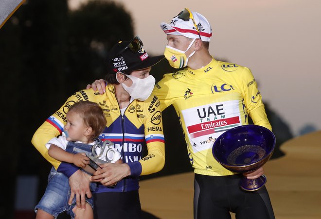 Nepozabni lanski trenutki: Primož Roglič in Tadej Pogačar prvič na zmagovalnem odru Toura. FOTO: Benoit Tessier/Reuters
