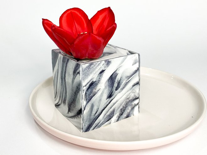 Marmornata kockasta torta, okrašena s tulipanom. FOTO: osebni arhiv
