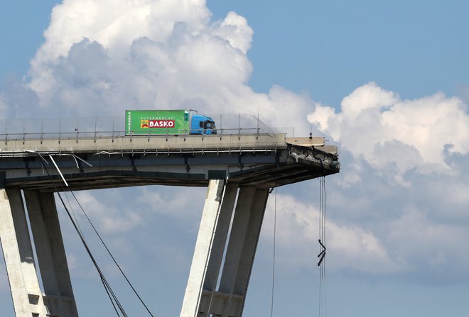 V zrušenju mostu v Genovi 14. avgusta 2018 je umrlo 43 ljudi. FOTO: Stefano Rellandini/Reuters