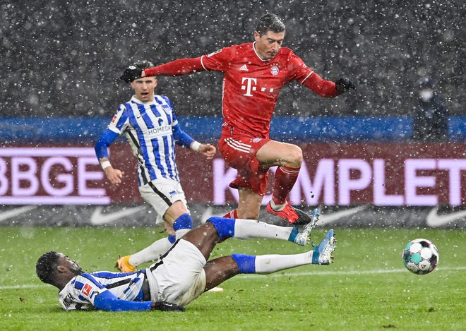 Herthin branilec Jordan Torunarigha, na tleh, je rasističnih žaljivk vajen že iz bundeslige. FOTO: John Macdougall/AFP