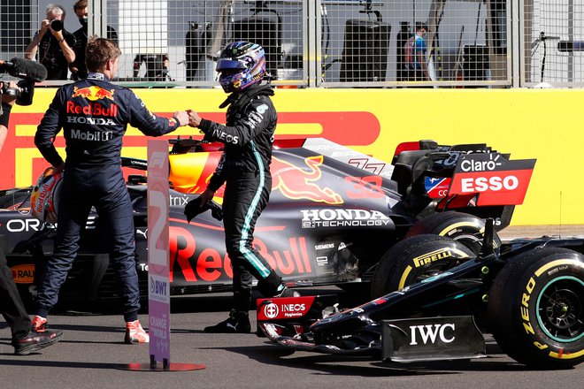 Pozdrav najhitrejših: Verstappen (levo) in Lewis Hamilton po kvalifikacijah v Silverstonu. FOTO: Adrian Dennis/AFP