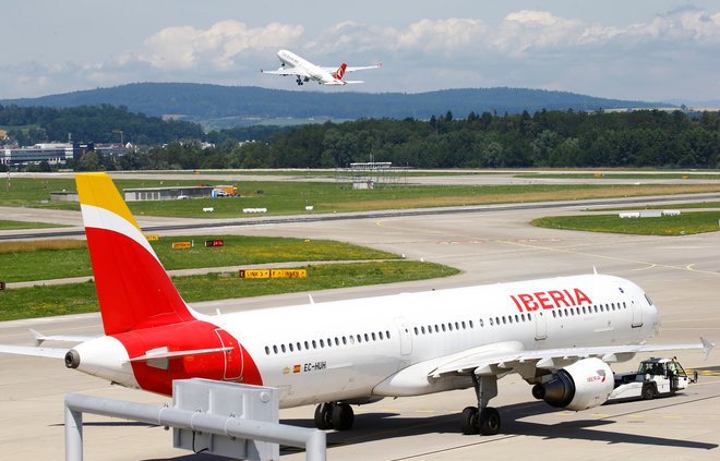 Letalo družbe Iberia v Zürichu. Fotografija je simbolična. FOTO: Arnd Wiegmann/Reuters