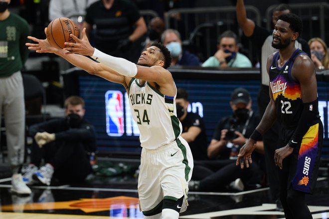 Milwaukee je z razpoloženim Giannisom Antetokounmpom prišel do &raquo;brejka&laquo; v peti tekmi finala NBA in bo imel v domači dvorani priložnost za četrto zmago ter drugi naslov najboljšega v najmočnejši košarkarski ligi na svetu. FOTO: Joe Camporeale Usa Today Sports