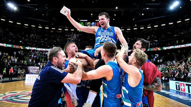 Luka Dončić s soigralci snuje še olimpijski podvig. FOTO: Fiba