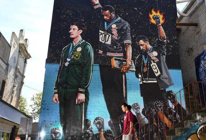 Tommie Smith in John Carlos, ki sta na olimpijskih igrah v Mexico Cityju leta 1968 proti rasizmu v ZDA dvignila v zrak pesti, sta simbol olimpijskega aktivizma. FOTO: William West/AFP