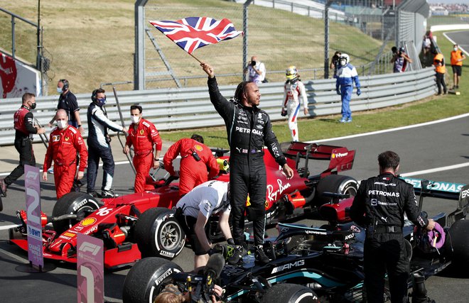 Lewis Hamilton ostaja v igri za nov naslov. FOTO: Peter Cziborra/ Reuters