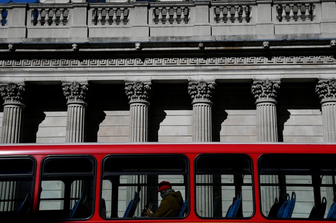 Britanska vlada verjame, da bo tretji val okužb mogoče premagati, ne da bi se zdravstveni sistem znašel pod nevzdržnim pritiskom. Foto: Toby Melville/Reuters