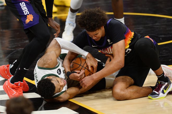 Boj v NBA-finalu je ogorčen, nobena žoga ni dokončno izgubljena. FOTO: Joe Camporeale/Usa Today Sports