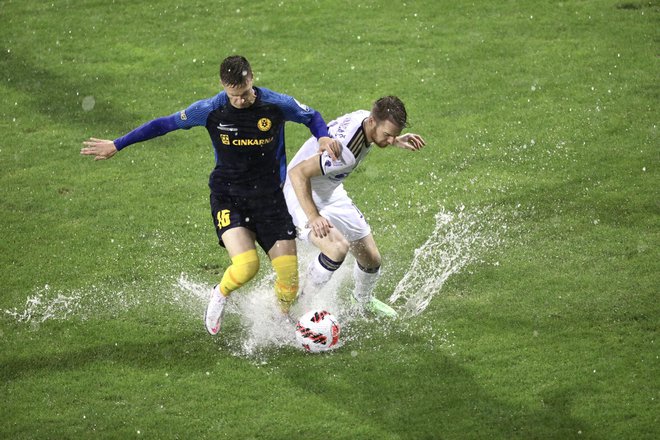 Nogometaši so imeli v Celju zahtevne razmere za igro. FOTO: Voranc Vogel