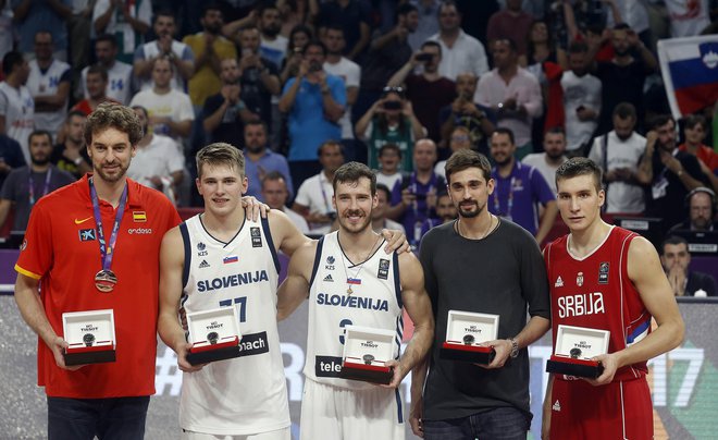 Pau Gasol in Luka Dončić (z leve) na podelitvi v Istanbulu leta 2017. FOTO: Blaž Samec