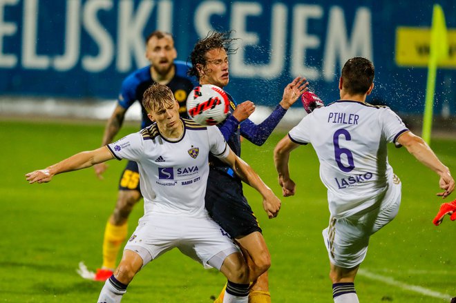 Mladi Izola Tjaš Begić (v sredini) je dijral, nizal priložnosti, a ni zabil gola, kar je Celjane stalo poraza.  FOTO: Leon Vidic/Delo