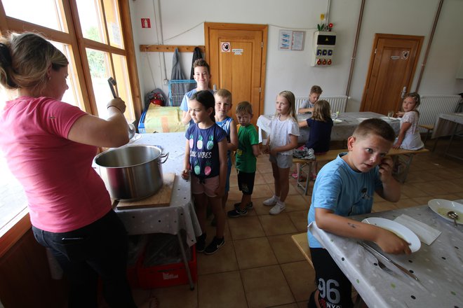 Kuharice na Koreniki res dobro kuhajo, kot jih pohvalijo otroci. FOTO: Jože Pojbič/Delo