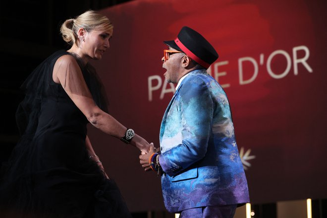 &raquo;Zamočil sem,&laquo; se je Julii Ducournau opravičil Spike Lee, ker je predčasno izdal njeno zmago. FOTO: Valery Hache/AFP