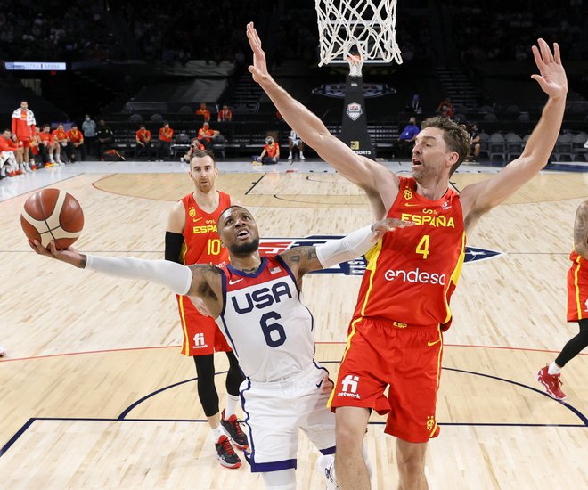 Olimpijska reprezentanca ZDA je po dveh porazih prirpavljalni niz tekem sklenila z dvema zmagama. Drugoo je dosegla proti Španiji, proti kateri je bil najučinkovitejši mož Damian Lillard, ki ga ni mogel ustaviti tudi Pau Gasol. FOTO: Ethan Miller/AFP