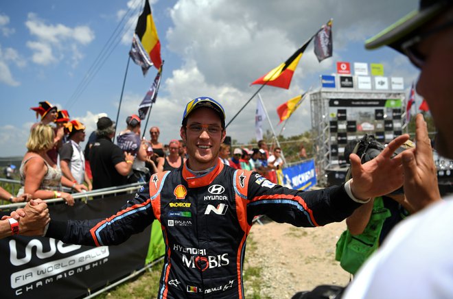 Thierry Neuville je na Finskem pritiskal na plin tudi takrat, ko ne bi smel. FOTO: Francisco Leong/AFP