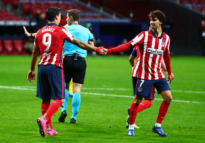 Luis Suarez bo še naprej prvi napadalec madridskega Atletica, Joao Felix (desno) pa naj bi po načrtih le prevzel eno od najvidnejših vlog v novi sezoni. FOTO: Sergio Perez/Reuters